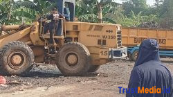 Aksi Cepat Lurah Kotabumi Ilir, Shovel Dikerahkan Angkut Gunungan Sampah