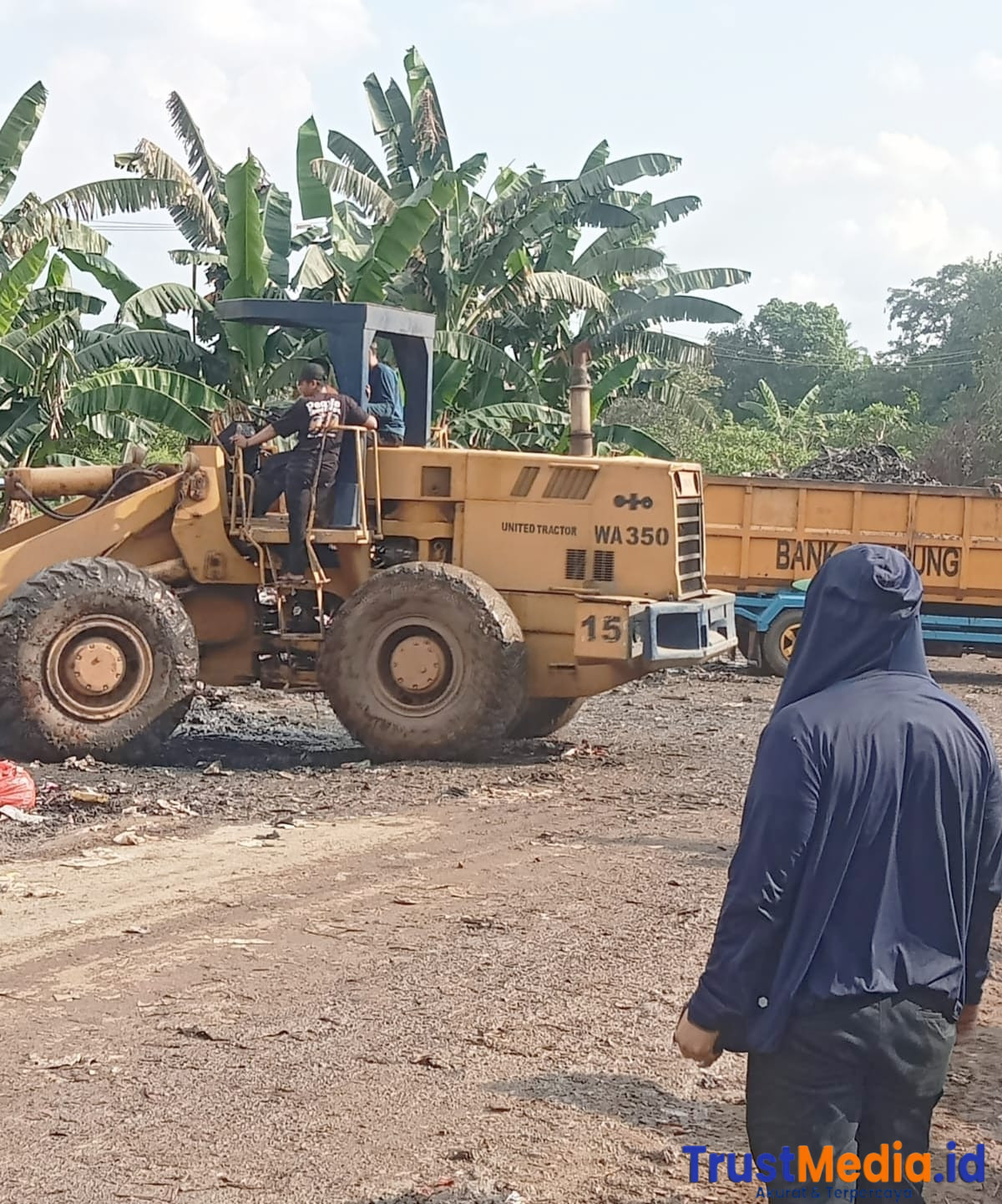 Aksi Cepat Lurah Kotabumi Ilir, Shovel Dikerahkan Angkut Gunungan Sampah