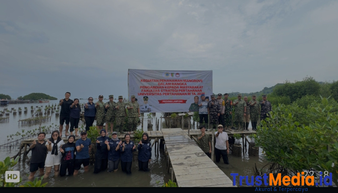 Dekan Unhan RI Mayjen TNI Dr. Oktaheroe Ramsi, S.I.P., M.Sc. Pimpin Langsung Penanaman Mangrove di Pesawaran